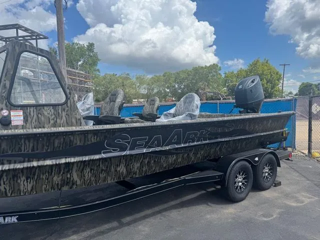 Slide: The Image of SeaArk 2272 MVT Flatcat 2026 - 3