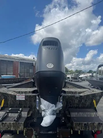 Slide: The Image of SeaArk 2272 MVT Flatcat 2026 - 4