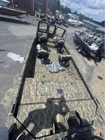 Slide: The Image of SeaArk 2272 MVT Flatcat 2026 - 7