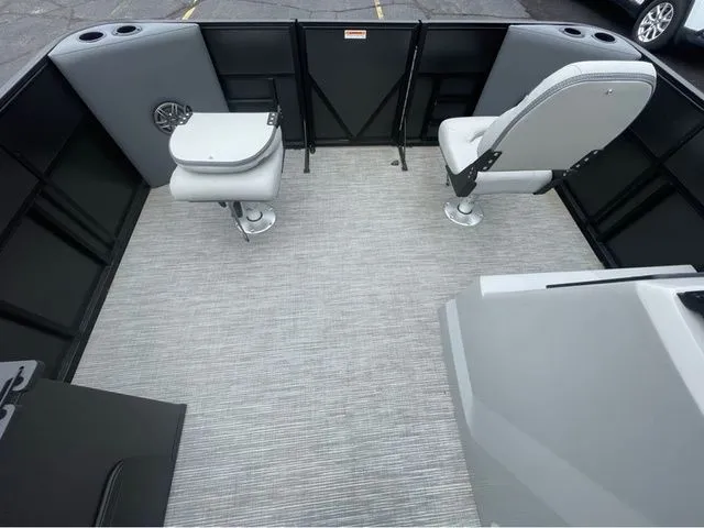 Slide: The Image of Viaggio Lago V-F V16F 2025 - 23