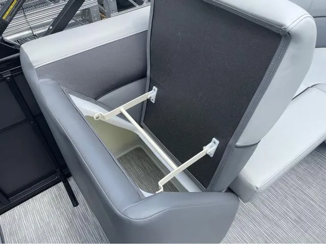 Slide: The Image of Viaggio Lago V-U V22U 2025 - 14