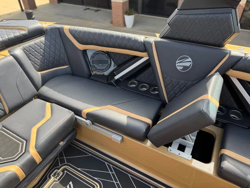 Slide: The Image of Tigé 23ZX 2023 - 10