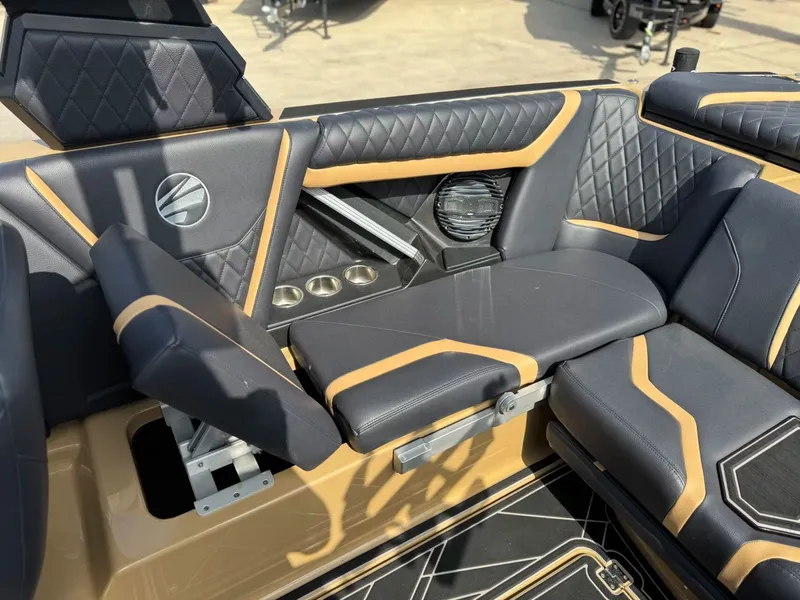 Slide: The Image of Tigé 23ZX 2023 - 9