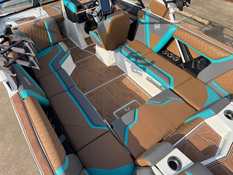 Slide: The Image of Tigé 25ZX 2023 - 10