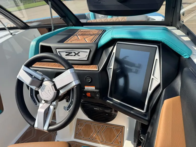 Slide: The Image of Tigé 25ZX 2023 - 15