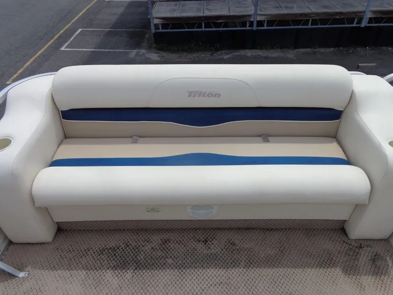 Slide: The Image of Triton Summit Pontoon 200 Gold 2006 - 10