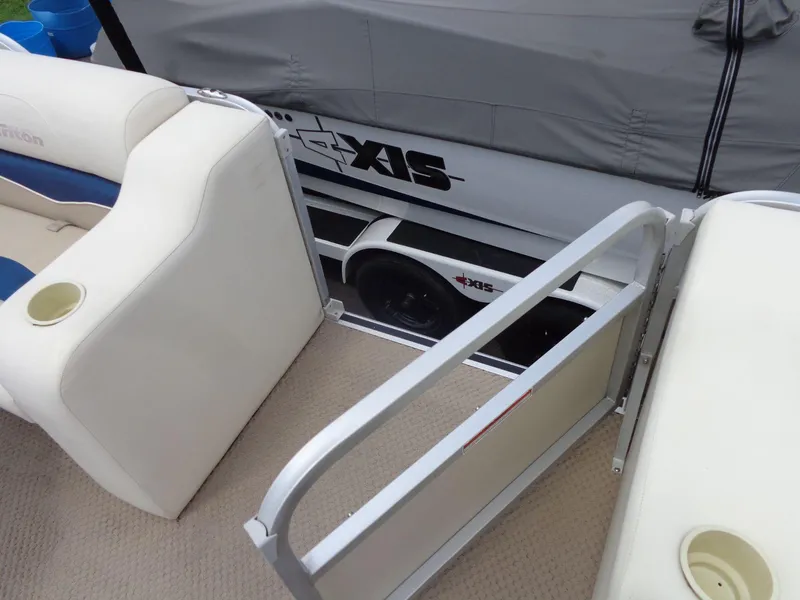 Slide: The Image of Triton Summit Pontoon 200 Gold 2006 - 16