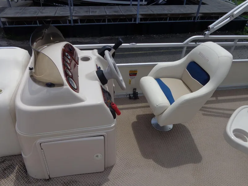 Slide: The Image of Triton Summit Pontoon 200 Gold 2006 - 17