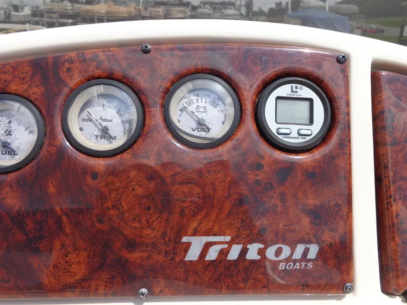 Slide: The Image of Triton Summit Pontoon 200 Gold 2006 - 20