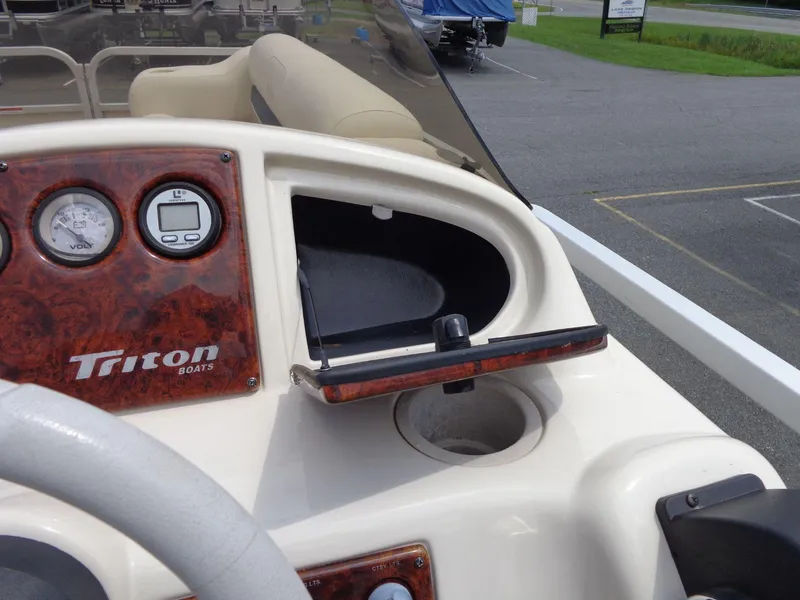 Slide: The Image of Triton Summit Pontoon 200 Gold 2006 - 22