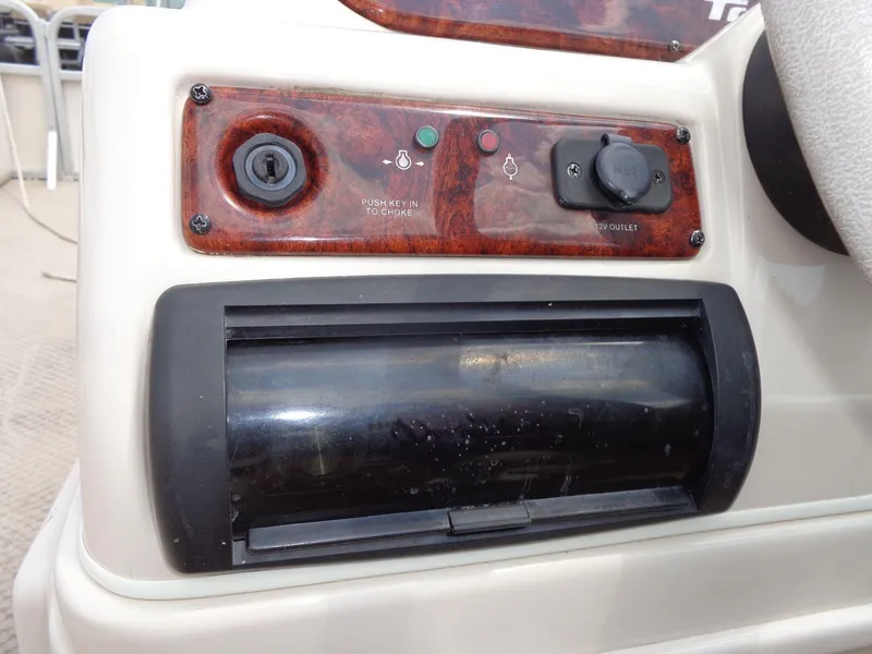 Slide: The Image of Triton Summit Pontoon 200 Gold 2006 - 23