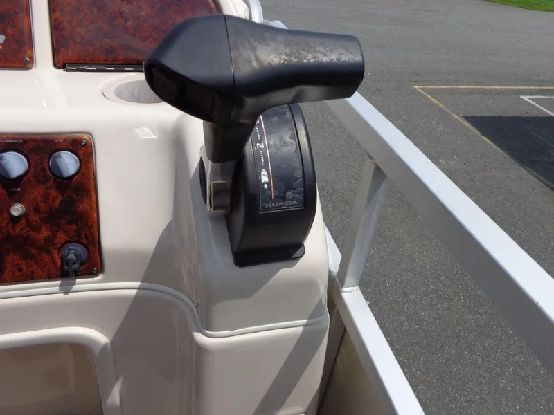 Slide: The Image of Triton Summit Pontoon 200 Gold 2006 - 26