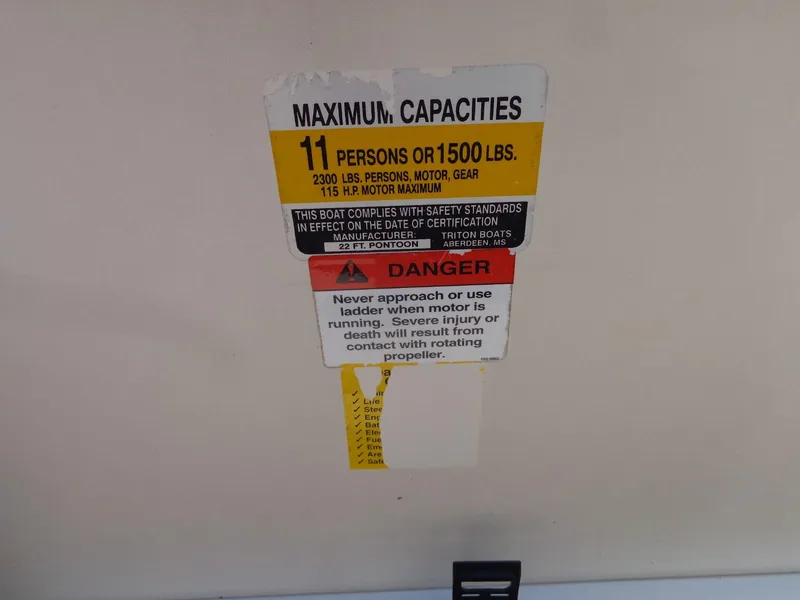 Slide: The Image of Triton Summit Pontoon 200 Gold 2006 - 27