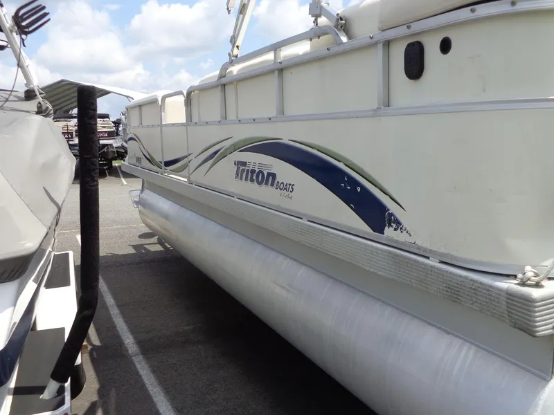 Slide: The Image of Triton Summit Pontoon 200 Gold 2006 - 3