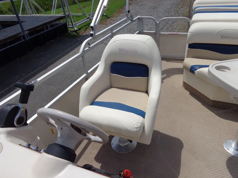 Slide: The Image of Triton Summit Pontoon 200 Gold 2006 - 30