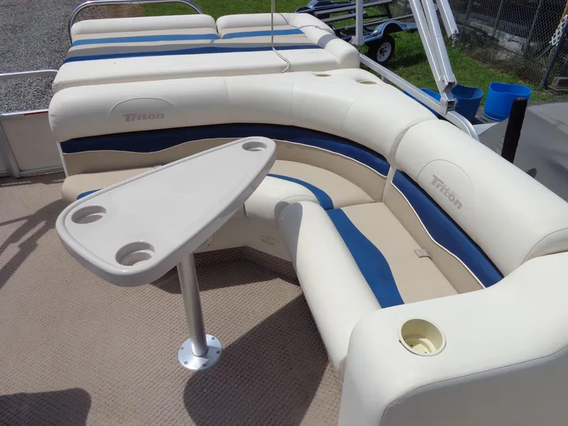 Slide: The Image of Triton Summit Pontoon 200 Gold 2006 - 31