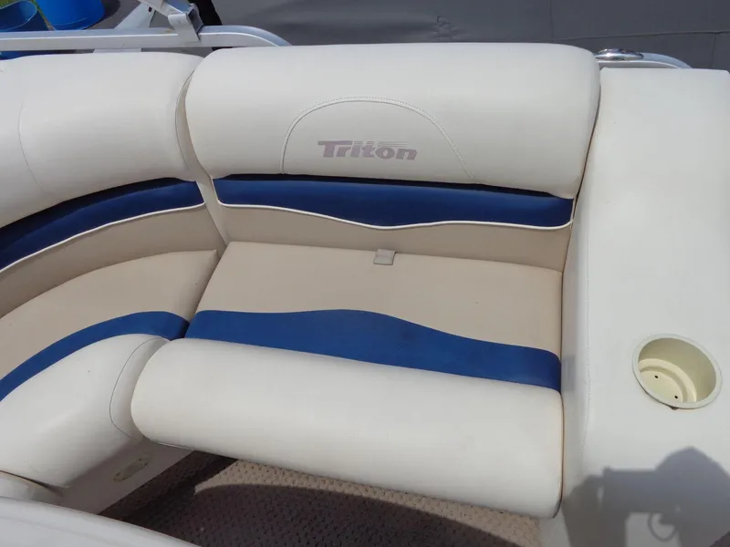 Slide: The Image of Triton Summit Pontoon 200 Gold 2006 - 32