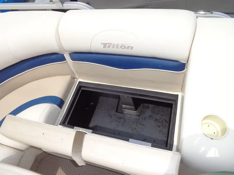 Slide: The Image of Triton Summit Pontoon 200 Gold 2006 - 33