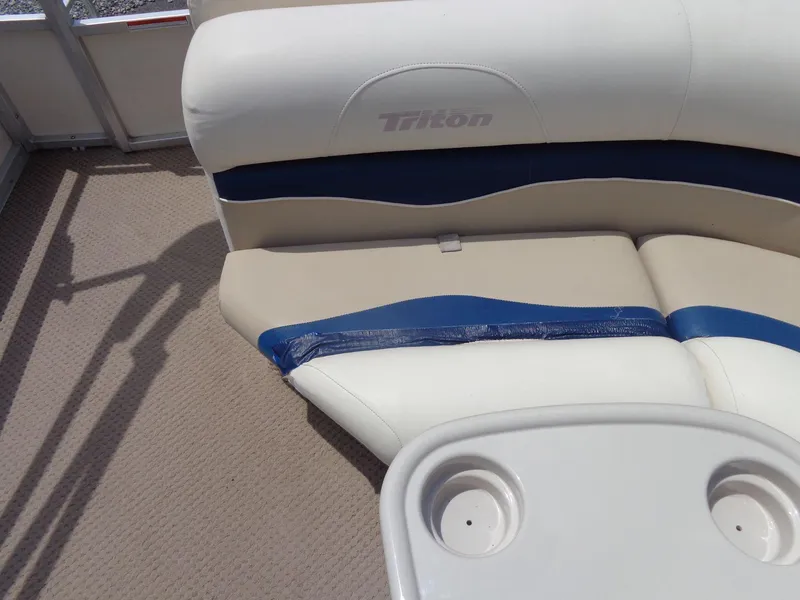 Slide: The Image of Triton Summit Pontoon 200 Gold 2006 - 36