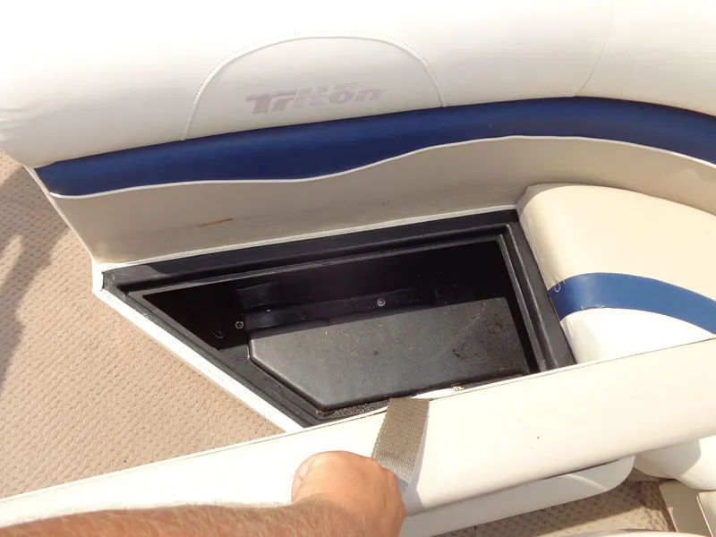 Slide: The Image of Triton Summit Pontoon 200 Gold 2006 - 37