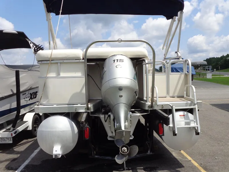 Slide: The Image of Triton Summit Pontoon 200 Gold 2006 - 4