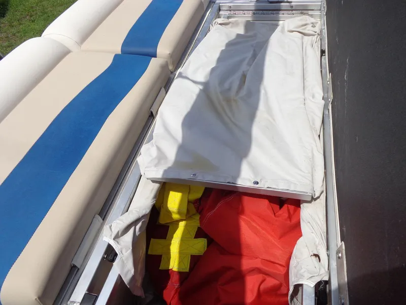 Slide: The Image of Triton Summit Pontoon 200 Gold 2006 - 40