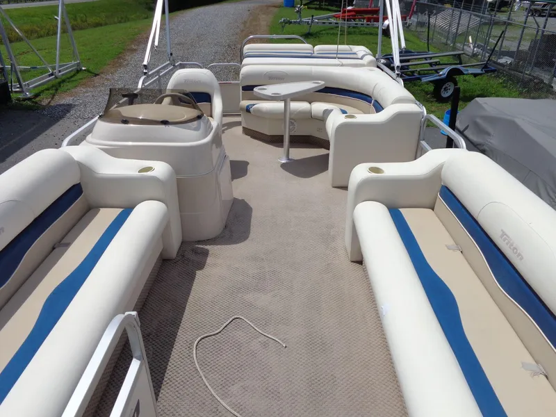 Slide: The Image of Triton Summit Pontoon 200 Gold 2006 - 7