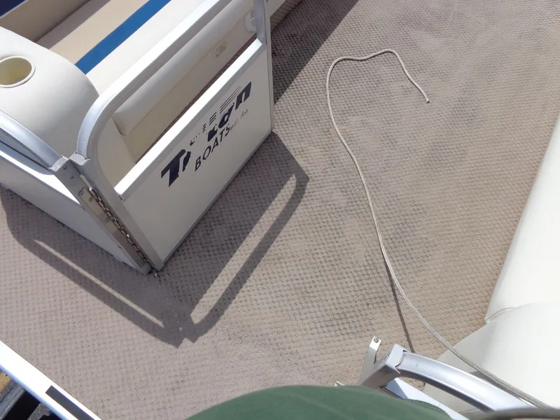 Slide: The Image of Triton Summit Pontoon 200 Gold 2006 - 8