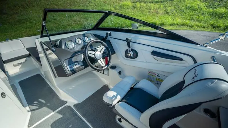 Slide: The Image of Sea Ray 190 SPX 4.3 2015 - 24