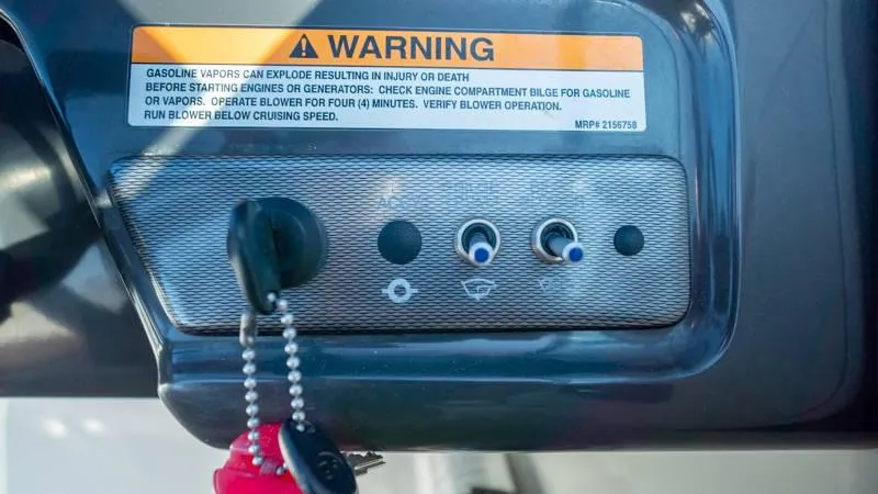 Slide: The Image of Sea Ray 190 SPX 4.3 2015 - 28