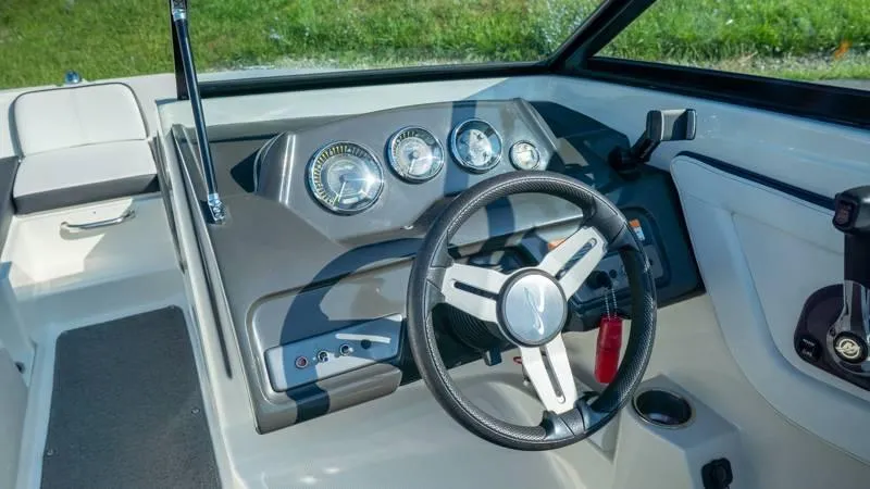 Slide: The Image of Sea Ray 190 SPX 4.3 2015 - 29