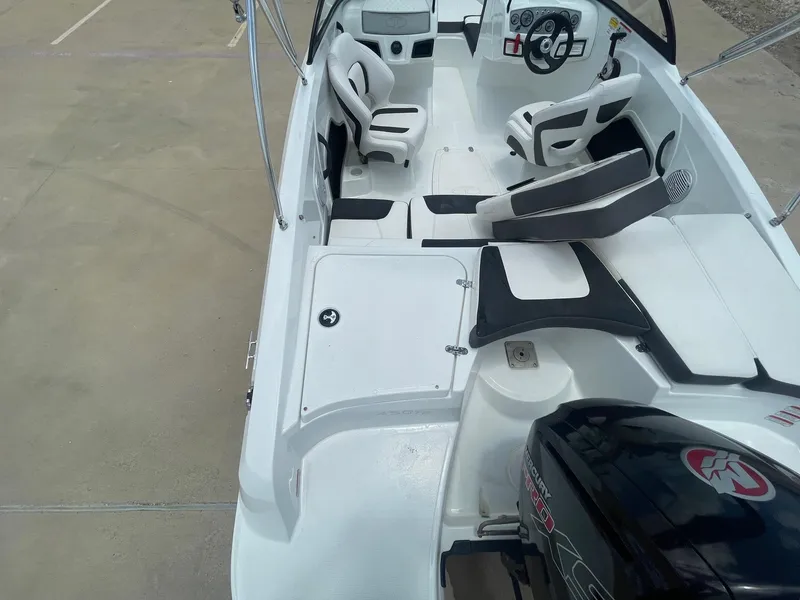 Slide: The Image of Tahoe 450 TS 2018 - 10