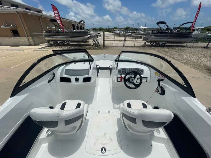 Slide: The Image of Tahoe 450 TS 2018 - 19