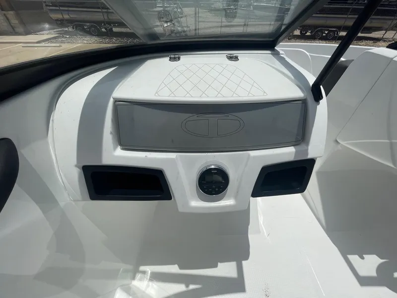 Slide: The Image of Tahoe 450 TS 2018 - 24