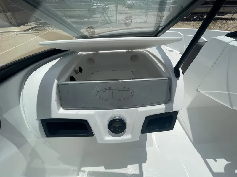 Slide: The Image of Tahoe 450 TS 2018 - 25