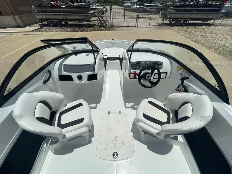 Slide: The Image of Tahoe 450 TS 2018 - 28