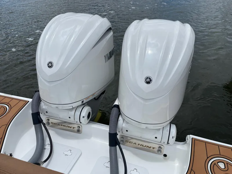 Slide: The Image of Sea Hunt Ultra 305 SE 2024 - 57