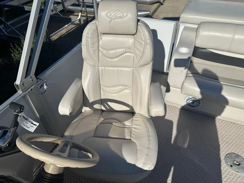 Slide: The Image of Captain's chair and steering wheel on a 2007 Crest 22 II LM boat. - 10
