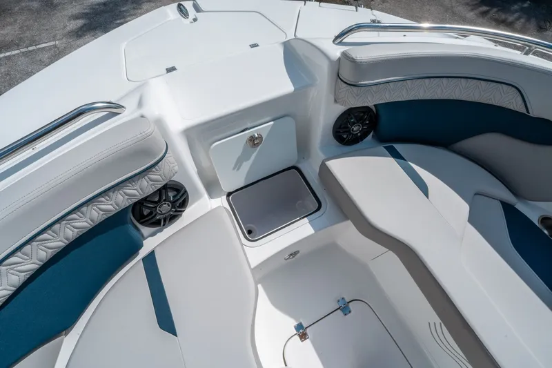 Slide: The Image of Hurricane SunDeck 2400 OB 2026 - 29