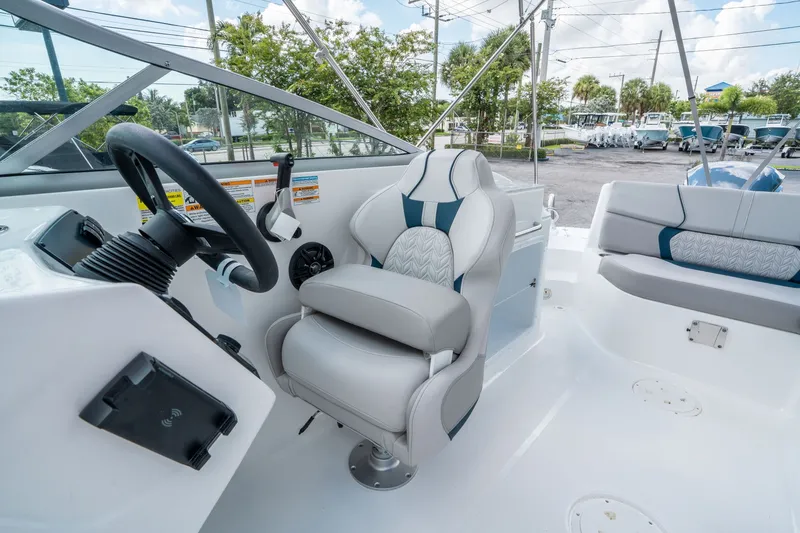 Slide: The Image of Hurricane SunDeck 2400 OB 2026 - 18