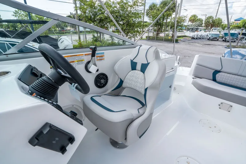 Slide: The Image of Hurricane SunDeck 2400 OB 2026 - 19