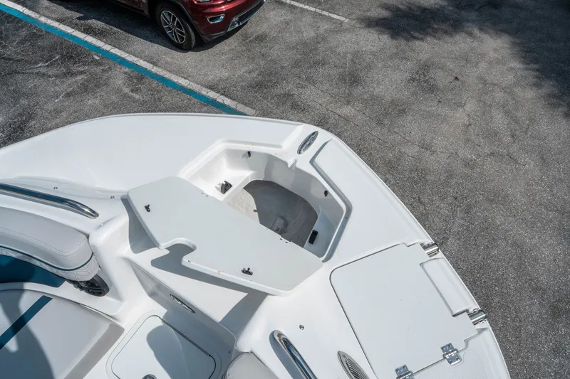 Slide: The Image of Hurricane SunDeck 2400 OB 2026 - 30