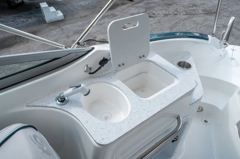 Slide: The Image of Hurricane SunDeck 2400 OB 2026 - 14