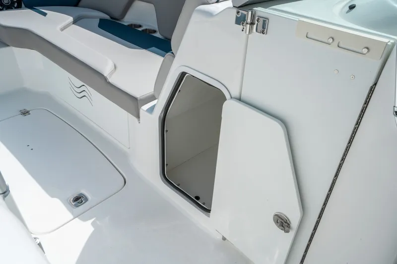 Slide: The Image of Hurricane SunDeck 2400 OB 2026 - 27