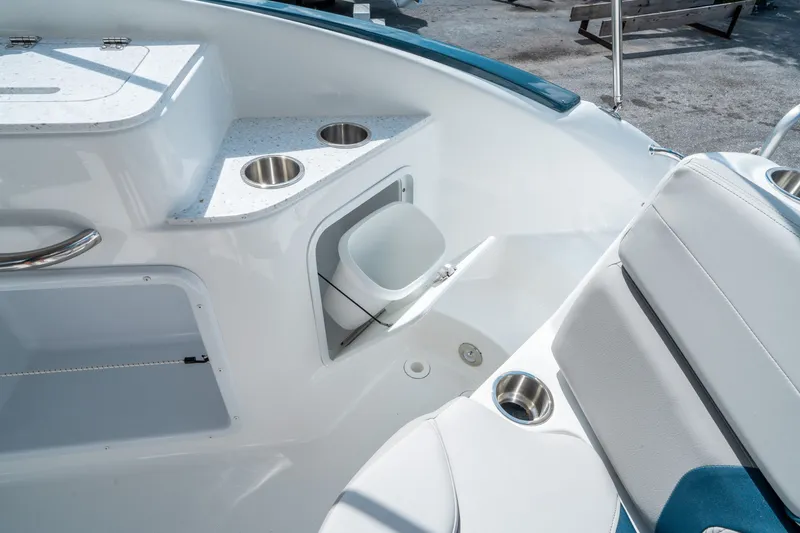 Slide: The Image of Hurricane SunDeck 2400 OB 2026 - 15