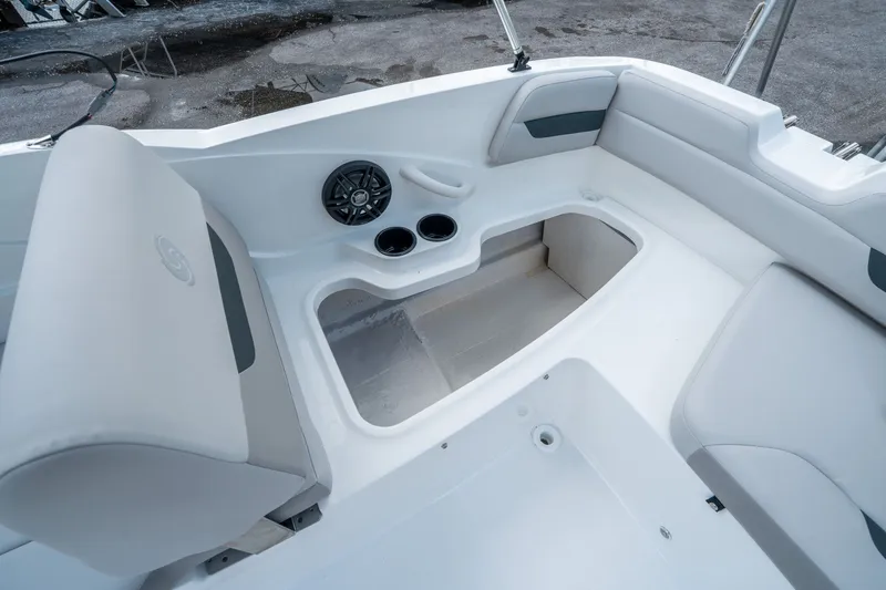 Slide: The Image of Hurricane SunDeck Sport 185 OB 2026 - 14