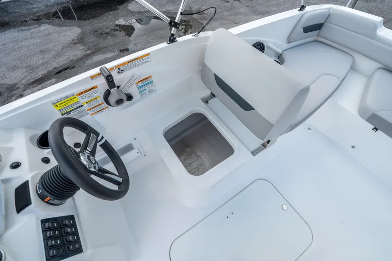 Slide: The Image of Hurricane SunDeck Sport 185 OB 2026 - 19