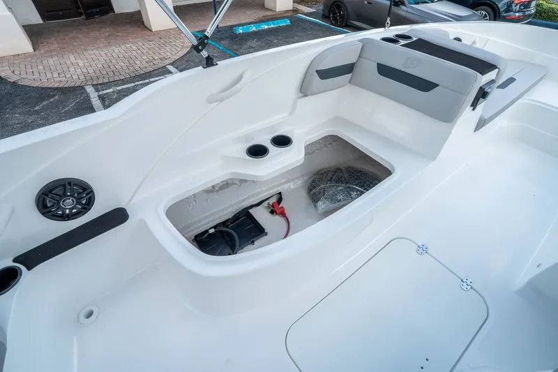 Slide: The Image of Hurricane SunDeck Sport 185 OB 2026 - 16