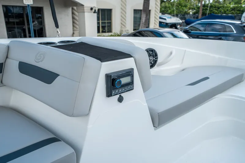 Slide: The Image of Hurricane SunDeck Sport 185 OB 2026 - 21