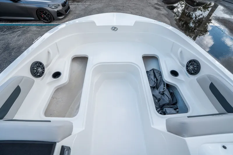 Slide: The Image of Hurricane SunDeck Sport 185 OB 2026 - 23